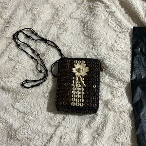 NWOT Hawaiian coconut shell handmade crossbody bag with zippered top closure